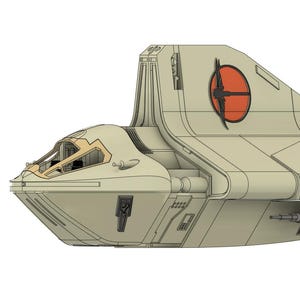 Puede incluir: Un modelo de nave espacial blanco y beige con un logotipo naranja y negro en el lateral. La nave espacial tiene una parte delantera redondeada y un cuerpo largo y estrecho.