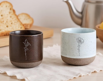Taza de cerámica moteada personalizada, con delicados patrones de enredaderas, con flor de nacimiento, grabada con nombre y regalo, estilo escandinavo.
