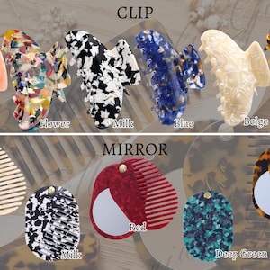 Op de afbeelding: Een collectie haaraccessoires, waaronder klauwclips en compacte spiegels. De clips zijn er in verschillende kleuren en patronen, zoals roze, blauw en schildpad. De spiegels hebben een kamontwerp en zijn verkrijgbaar in rood, beige en diepgroen.