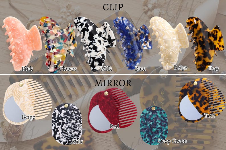 Op de afbeelding: Een collectie haaraccessoires, waaronder klauwclips en compacte spiegels. De clips zijn er in verschillende kleuren en patronen, zoals roze, blauw en schildpad. De spiegels hebben een kamontwerp en zijn verkrijgbaar in rood, beige en diepgroen.