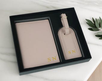 Luxe paspoorthoudercadeauset, aangepaste foliepaspoortomslag – initialen bagagelabel – huwelijksreiscadeau stel, geschenkdoos bruidsmeisjes