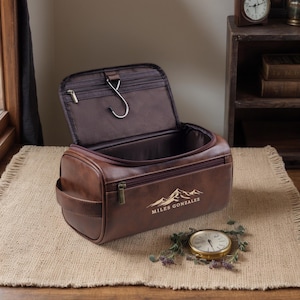 Christmas Gift for Dad, Custom Toiletry Bag, Custom Groomsmen Gift, Men&#39;s Leather Accessory, Anniversary Gift for Him, Leather Travel Kit