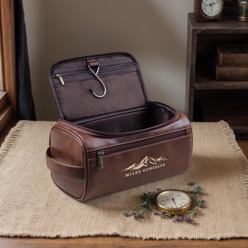 Father's Day Gift, Custom Toiletry Bag, Custom Groomsmen Gift, Men's Leather Accessory, Anniversary Gift for Him,Engraved Leather Travel Kit