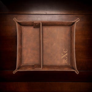 Personalisiertes Leder Tablett - Individuell graviertes Catchall Tablett für Schlüssel, Brieftasche, Uhr - Trauzeugen, Vater, Vatertagsgeschenk