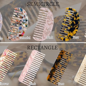 Op de afbeelding: Een verzameling haar kammen in verschillende kleuren en patronen, waaronder paars, kleurrijk, roze, schildpad en beige. De kammen zijn in zowel halve cirkel- als rechthoekvormen, met de tekst "SEMICIRCLE" en "RECTANGLE" erboven.