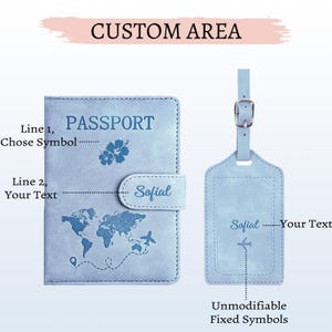Op de afbeelding: Een lichtblauwe paspoorthouder en bijpassend bagagelabel. De paspoorthouder heeft het woord "PASSPORT", een bloemenontwerp, een wereldkaart en de naam "Sofial". Het bagagelabel heeft ook de naam "Sofial" en een vliegtuigsymbool.