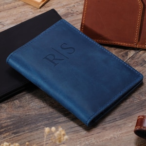 Gepersonaliseerde leren paspoortportemonnee, cadeaus bruidsjonkers, jubileumcadeau voor hem, paspoorthoes heren, leren reisaccessoire heren