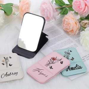Espejo de maquillaje personalizado, regalo para dama de honor, espejo de bolsillo personalizado con nombre, flor y mariposa, espejo de maquillaje plegable (negro, blanco, rosa y azul)