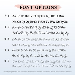 Op de afbeelding: Een afbeelding met vijf lettertype-opties, elk met hoofdletters en kleine letters. De tekst "FONT OPTIONS" staat bovenaan. Instructies zijn opgenomen om een lettertypenummer te selecteren voor personalisatie, met lettertype 2 als standaard.