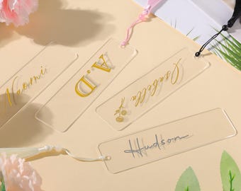 Graverat bokmärke med tofs i akryl – bröllopsgåva | Anpassat citat eller namn – brudtärnegåva, resinbokmärke, blombokmärke med namn för födelsedag