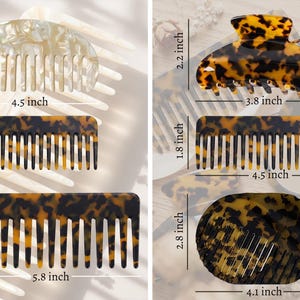 Op de afbeelding: Een collectie haar kammen en een haarklem in schildpadpatroon en parelmoerwit. De kammen meten tot 14,7 cm, de klem 9,6 cm. De afbeelding toont verschillende vormen en maten van haaraccessoires.
