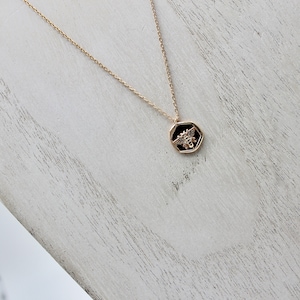 Minimalist Honey Bee Necklace , Queen Bee Necklace Gift for Moms, Bee Lovers necklace, Bee Necklace, Gold Bee Necklace