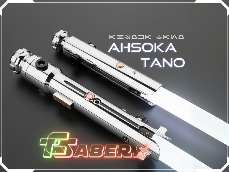 Puede incluir: Dos sables de luz cromados con hojas blancas se muestran sobre un fondo oscuro. El texto "AHSOKA TANO" est&aacute; encima de los sables de luz. El logotipo "FSabers" est&aacute; en la parte inferior.
