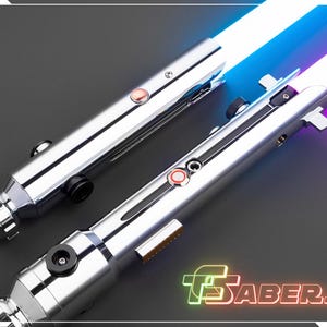 Puede incluir: Dos sables de luz plateados con hojas iluminadas, uno azul y otro morado. Los mangos tienen detalles en rojo y negro. La imagen incluye el texto "TSABERS" en una fuente de estilo ne&oacute;n.