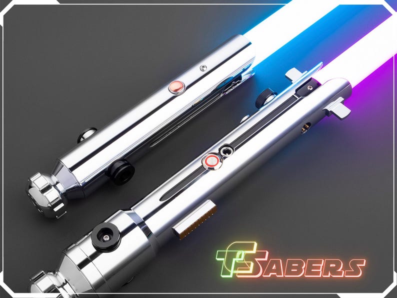 Puede incluir: Dos sables de luz plateados con hojas iluminadas, uno azul y otro morado. Los mangos tienen detalles en rojo y negro. La imagen incluye el texto "TSABERS" en una fuente de estilo ne&oacute;n.