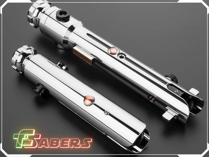 Puede incluir: Dos sables de luz cromados pulidos con detalles met&aacute;licos y botones de color cobre. Los sables de luz se muestran sobre una superficie oscura, con el texto "TSABERS" en una fuente de estilo ne&oacute;n en la esquina inferior izquierda.