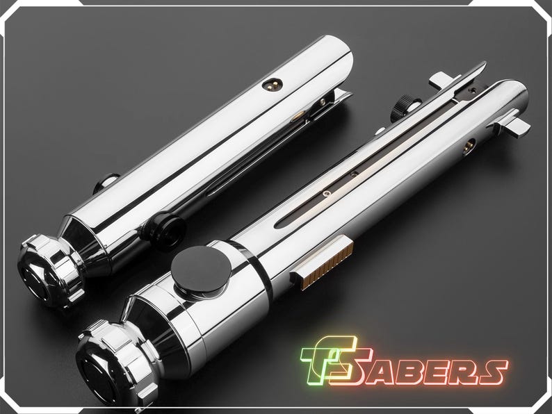 Puede incluir: Dos sables de luz cromados con detalles intrincados, acentos negros y un dise&ntilde;o met&aacute;lico elegante. Los sables de luz tienen un cuerpo cil&iacute;ndrico con varios botones e interruptores. La imagen incluye el texto "TSABERS" en una fuente de estilo ne&oacute;n.