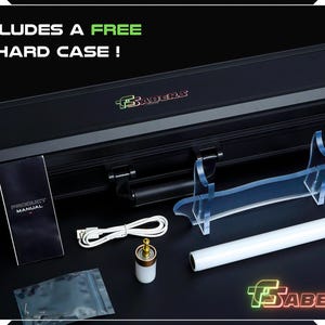 Puede incluir: Un estuche r&iacute;gido negro con el texto "INCLUDES A FREE HARD CASE!" y la marca "TSabers". El estuche contiene un sable de luz blanco, un soporte, un manual del producto, un cable de carga y otros accesorios.