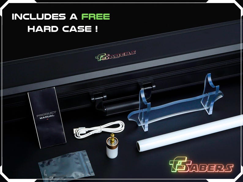 Puede incluir: Un estuche r&iacute;gido negro con el texto "INCLUDES A FREE HARD CASE!" y la marca "TSabers". El estuche contiene un sable de luz blanco, un soporte, un manual del producto, un cable de carga y otros accesorios.
