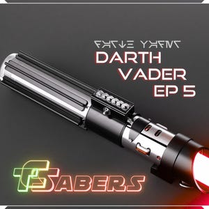 Op de afbeelding: Een zwart en zilver lichtzwaard met een rood blad, getiteld "Darth Vader EP 5". Het lichtzwaard heeft een gedetailleerde handgreep en een gloeiend blad. Het logo "TSabers" staat onderaan.