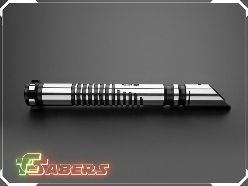 Puede incluir: Un sable de luz plateado y negro con una hoja biselada. El mango presenta bandas negras y plateadas y una serie de l&iacute;neas negras verticales. El producto se muestra sobre un fondo gris oscuro.