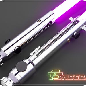 Puede incluir: Dos sables de luz plateados con hojas de color p&uacute;rpura brillante se muestran sobre un fondo oscuro. Los mangos tienen detalles en negro y plata. La imagen incluye el texto "TSABERS" en una fuente de estilo ne&oacute;n.