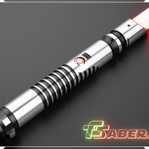 Puede incluir: Un sable de luz plateado y negro con una hoja roja. El mango presenta un dise&ntilde;o acanalado con detalles en negro y un bot&oacute;n de encendido. La imagen incluye el texto "TSABERS" en una fuente de estilo ne&oacute;n.