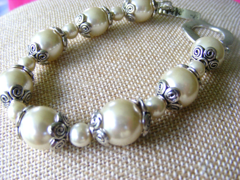 Cultured Pearl and Tibetan Silver End Caps Hammered Toggle Clasp Bracelet image 2