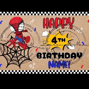 Puede incluir: Una pancarta de cumplea&ntilde;os rectangular con fondo de papel kraft marr&oacute;n y borde a cuadros blanco y negro. Incluye un personaje de superh&eacute;roe ara&ntilde;a, una telara&ntilde;a negra, una explosi&oacute;n c&oacute;mica amarilla con 4TH y el texto HAPPY BIRTHDAY NAME!