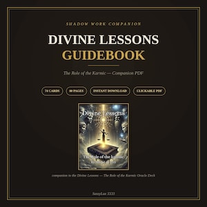Puede incluir: Una guía digital titulada Divine Lessons Guidebook, Shadow Work Companion, The Role of the Karmic. Incluye 74 cartas, 80 páginas, descarga instantánea y PDF clicable. La portada muestra una figura sosteniendo una balanza sobre un libro.