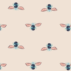 Può includere: Uno schema senza cuciture che presenta un design ripetitivo di api stilizzate blu e verdi con ali rosa su uno sfondo beige chiaro.