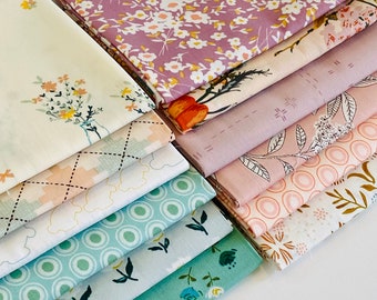 Può includere: Un set di 10 quadrati di tessuto con motivi floreali e geometrici in tonalità di rosa, bianco e verde. I tessuti sono disposti a scalare, con il tessuto superiore di colore rosa chiaro con una piccola stampa floreale.