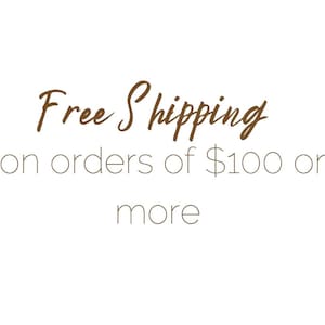 Peut inclure: Le texte Free Shipping on orders of $100 or more est affich&eacute; avec les deux premiers mots en &eacute;criture cursive brune et le reste en lettres capitales fines et gris clair sans empattement sur un fond blanc uni.