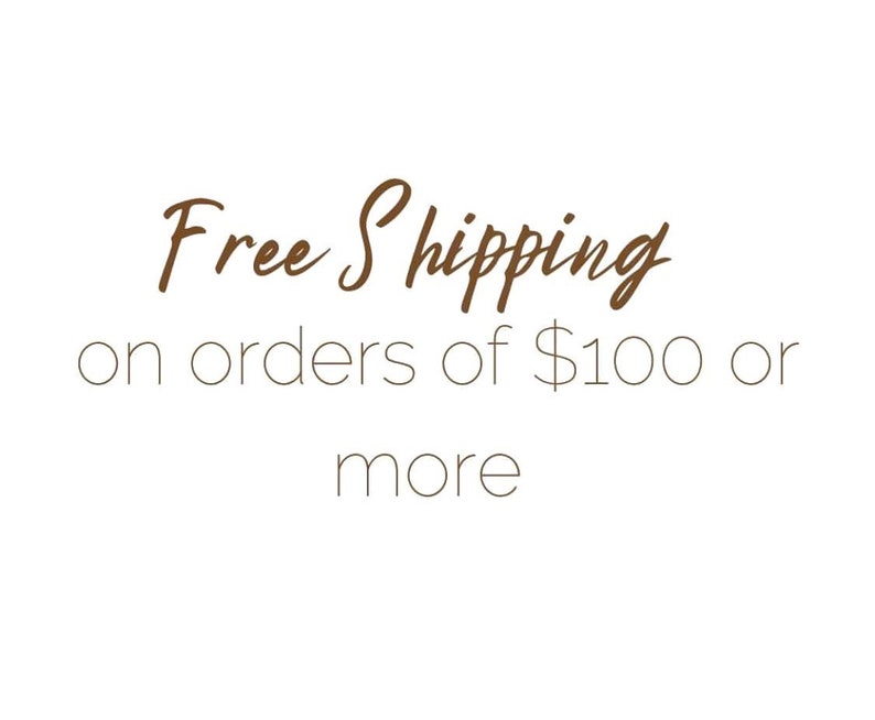 Peut inclure: Le texte Free Shipping on orders of $100 or more est affich&eacute; avec les deux premiers mots en &eacute;criture cursive brune et le reste en lettres capitales fines et gris clair sans empattement sur un fond blanc uni.
