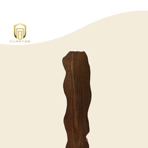 Puede incluir: Una escultura de madera marrón oscuro con una forma ondulada y orgánica. La escultura está hecha de madera y tiene una base rectangular. El logotipo "CUARTOS" está en la esquina superior izquierda.
