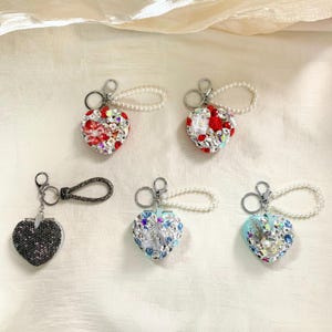 Porte-clés miroir Bling coeur | Miroir compact avec chaîne de perles| Porte-monnaie | Porte-clés| Miroir de maquillage de voyage | Cadeau pour elle | Cadeau de demoiselle d'honneur