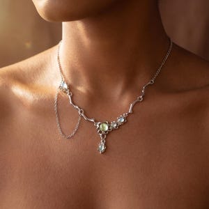 Collar con colgante en forma de lágrima iridiscente estilo Fairycore / Diseño etéreo de ramas / Accesorio caprichoso para fiestas y festivales / Regalo de ensueño para ella