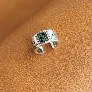 Puño para la oreja con forma de naipe gótico, sin necesidad de perforación, piercing falso de calavera, joyería de motociclista, regalo para parejas y novias a larga distancia