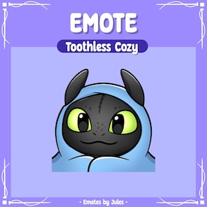 Peut inclure: Une illustration de dessin animé de Krokmou, le dragon de Dragons, portant une couverture à capuche bleue. Le texte "EMOTE" et "Toothless Cozy" sont au-dessus de l'image.
