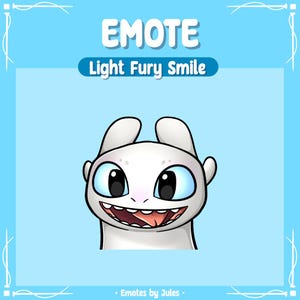 Peut inclure: Une illustration de dessin animé d'un dragon blanc aux yeux bleus, souriant avec sa langue qui sort. Le texte "EMOTE Light Fury Smile" est au-dessus du dragon. Le texte "Emotes by Jules" est en dessous du dragon.