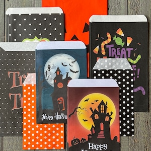 Pu&ograve; includere: Un set di otto sacchetti per dolcetti di Halloween con vari design. I sacchetti presentano pois neri e bianchi, pois arancioni e bianchi, un design bianco e nero con un motivo di mais dolce e vermi, un design bianco e nero con il testo "Treat", un design blu con una luna, una casa e pipistrelli, e un design rosso con una luna, una casa e pipistrelli. Tutti i sacchetti hanno il testo "Happy Halloween" su di loro.