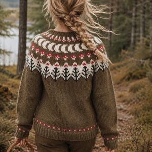 Può includere: Un maglione in maglia color verde oliva a maniche lunghe con un motivo circolare sul carré che raffigura lune crescenti bianche, funghi rossi e alberi di pino neri. Il maglione presenta un girocollo, polsini e orlo a coste con puntini rossi.