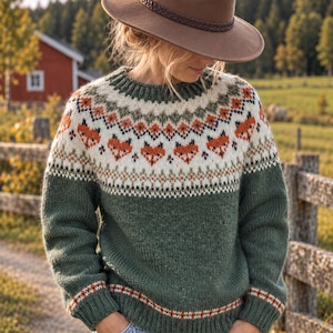 Può includere: Un maglione in maglia a maniche lunghe di colore verde bosco intenso con uno sprone color crema caratterizzato da un motivo ripetitivo di volti di volpe arancioni e neri, forme geometriche e piccoli accenti verdi. Il maglione ha un girocollo a coste.