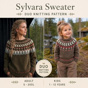 Könnte beinhalten: Die Sylvara Sweater Duo-Strickanleitung zeigt einen braunen Langarmpullover mit einem kreisförmigen Passe-Muster. Das Design enthält ein wiederkehrendes Motiv aus weißen Mondsicheln, roten Pilzen und weißen Bäumen auf braunem Grund.