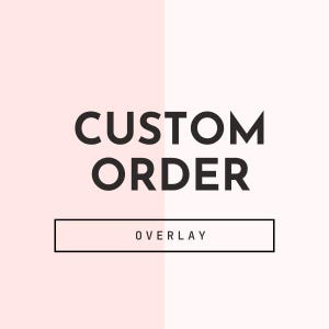 以下が含まれることがあります： 太字の黒いフォントで「CUSTOM ORDER」という言葉が書かれたグラフィック。その下に、小さなフォントで「OVERLAY」という言葉が書かれた長方形のボックスがあります。背景は垂直に分割され、左側は薄いピンク色、右側は少し濃いピンク色です。