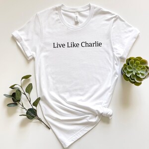 Camiseta "Vive como Charlie Kirk": Ora por Charlie imagen 2