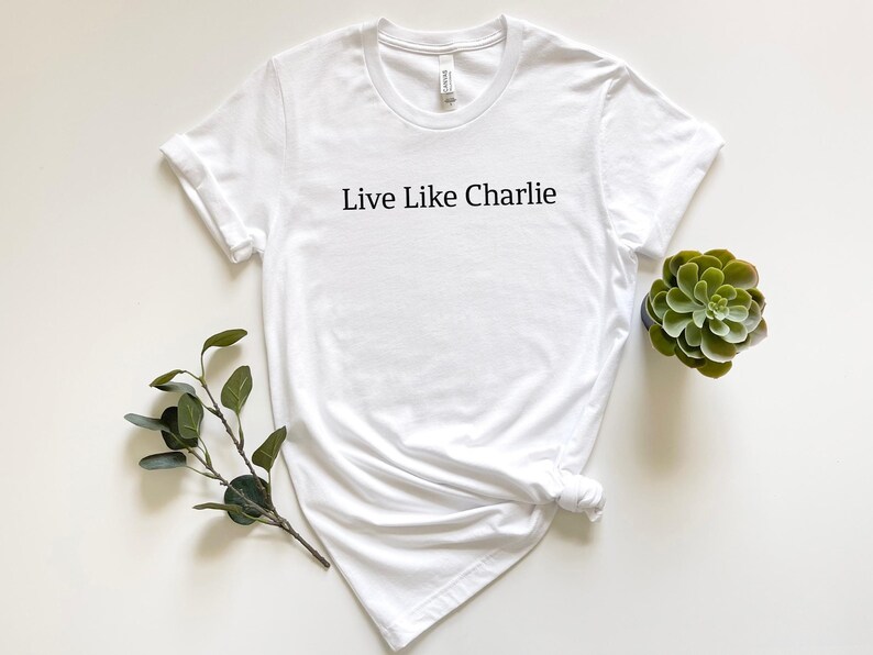 Camiseta "Vive como Charlie Kirk": Ora por Charlie imagen 2