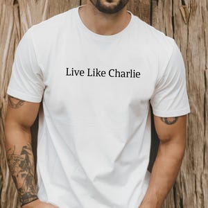 Camiseta "Vive como Charlie Kirk": Ora por Charlie imagen 4