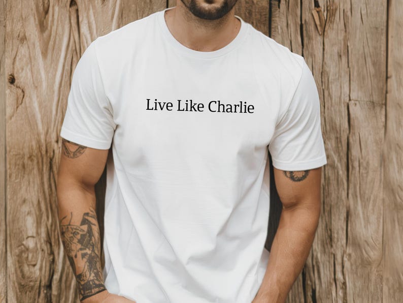 Camiseta "Vive como Charlie Kirk": Ora por Charlie imagen 4