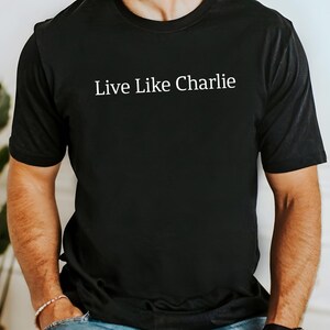 Camiseta "Vive como Charlie Kirk": Ora por Charlie imagen 3